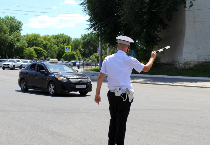 В Астрахани таксистов проверяют на наличие масок