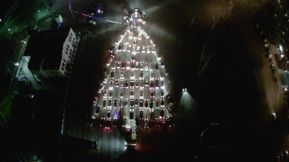 107 астраханских автомобилистов собрались в огромную Ёлку