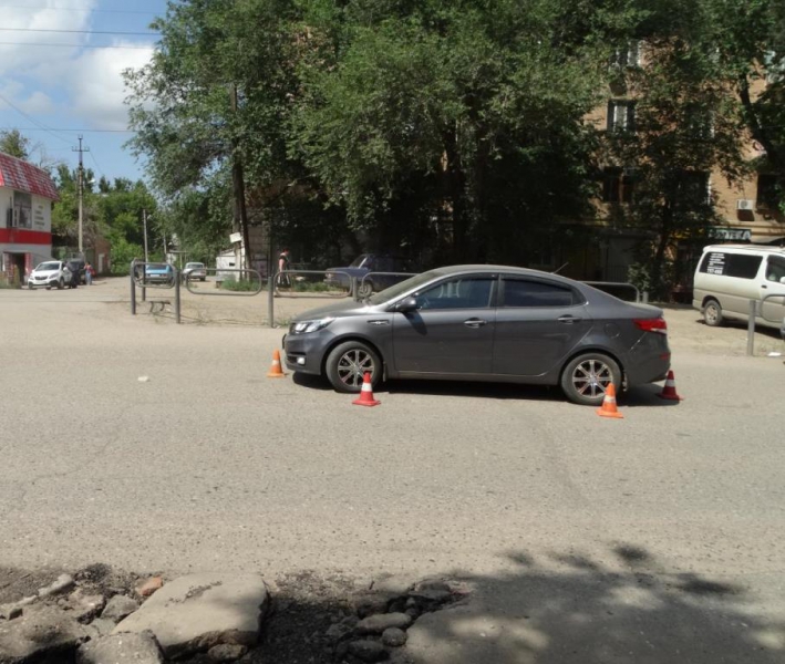 В Астрахани пенсионерка и ребенок, нарушив ПДД, попали под машину