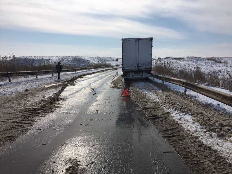 В Астрахани грузовик столкнулся лоб в лоб с ГАЗелью. Есть пострадавшие