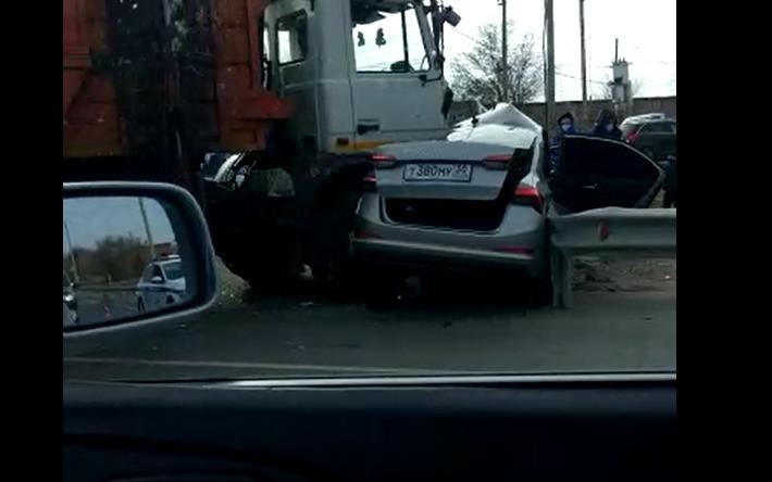 Мусоровоз размазал иномарку по отбойнику в Астрахани, возможны жертвы