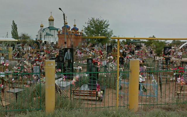 В Астрахани на кладбище неизвестные массово ломают ограды могил