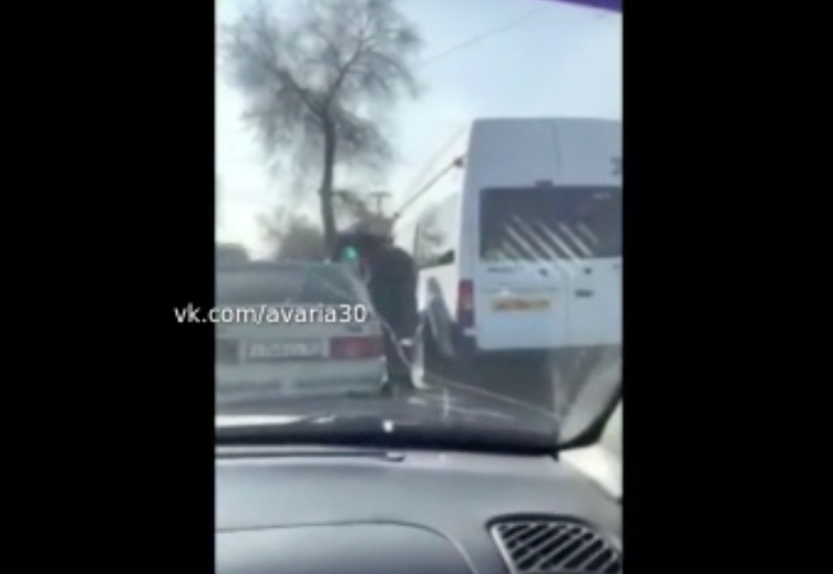 Маршрутчик и его приятель устроили публичные разборки с женщиной из-за ситуации на дороге