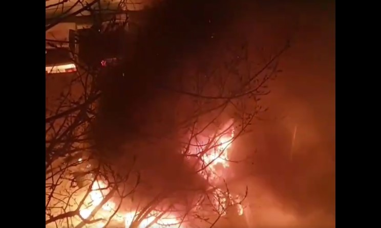 Опубликованы мощные кадры пожара на Куликова, где сгорели сразу три иномарки