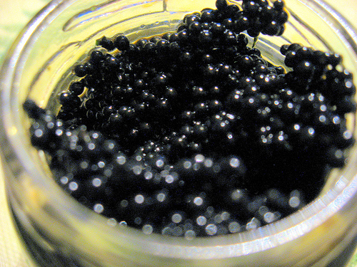 Сотрудники астраханского угрозыска вымогали полмиллиона за 5 кг красной рыбы и три банки икры