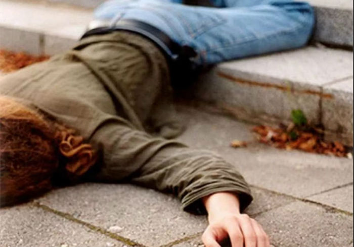 В Астрахани на улице лежал человек с пронзенной грудью