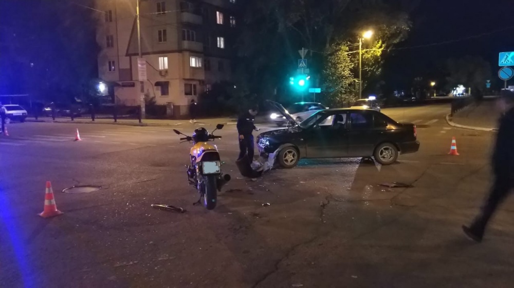 В Астрахани произошла жесткая авария с участием мотоциклиста