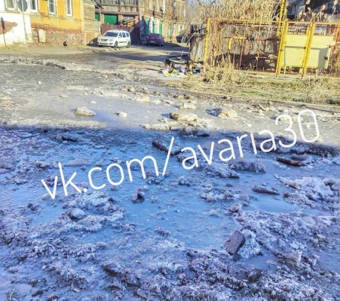 Астраханские дороги покрываются глыбами льда и отборной нецензурщиной от водителей: видео