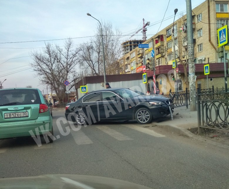 В Астрахани две дорогие машины не поделили дорогу