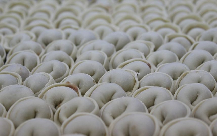 В Астрахани продавали опасные колбасу и пельмени