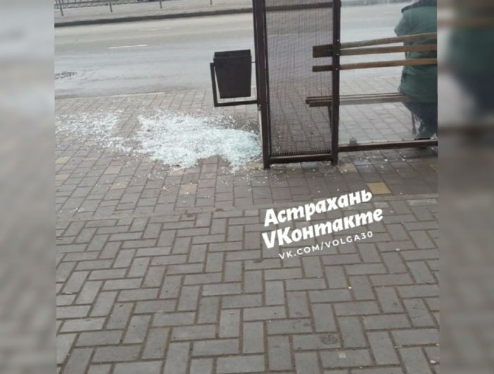 В Астрахани вандалы поиздевались над остановками