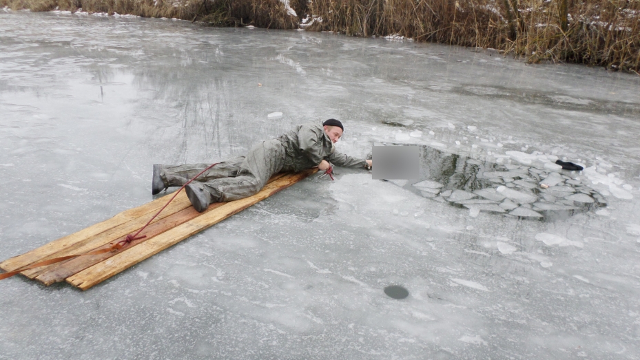 Под Астраханью рыбак ушёл под лёд