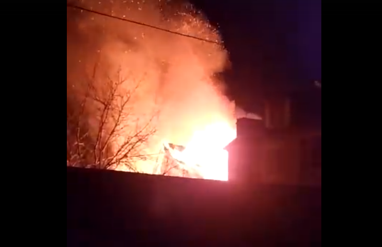 Соцсети: в крупном пожаре в Астрахани заживо сгорел человек