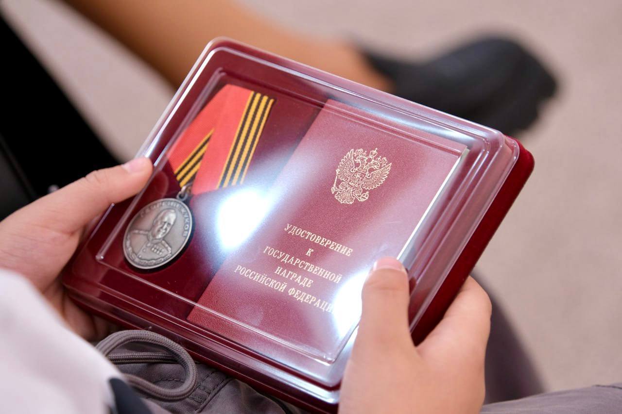 Астраханским семьям передали награды героев СВО