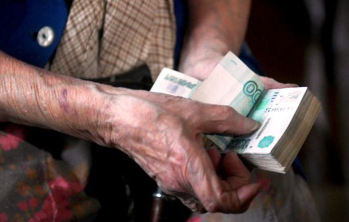 У 90-летней астраханки мошенники украли почти четверть миллиона при «обмене купюр»