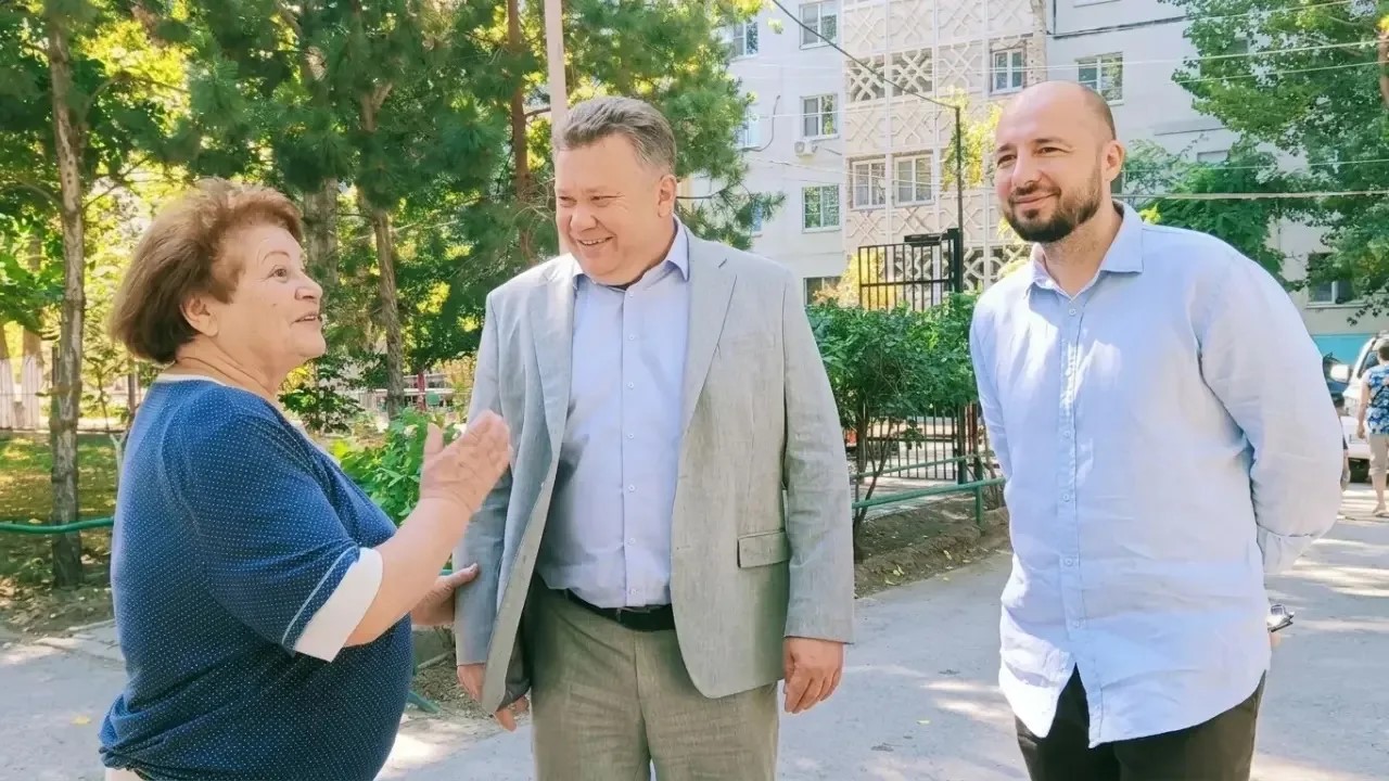 Игорь Редькин поручил завершить ремонт астраханских пришкольных спортплощадок к 1 сентября 