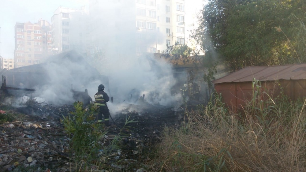 В Астрахани огонь уничтожил дом и две постройки: эвакуировали 11 человек