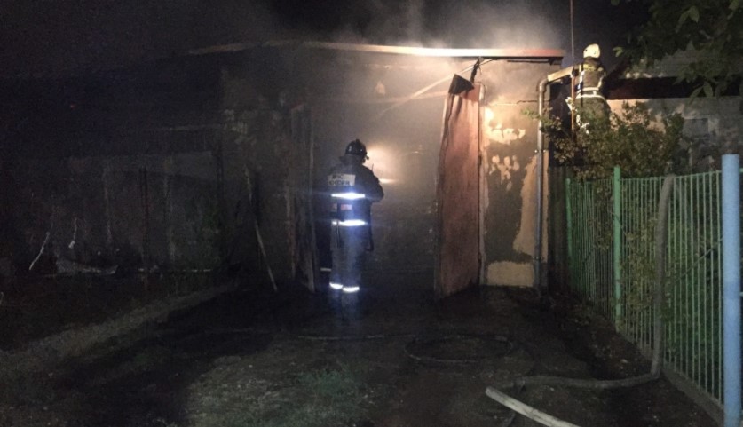В Астрахани одномоментно сгорели жилой дом, гараж, баня и автомобиль
