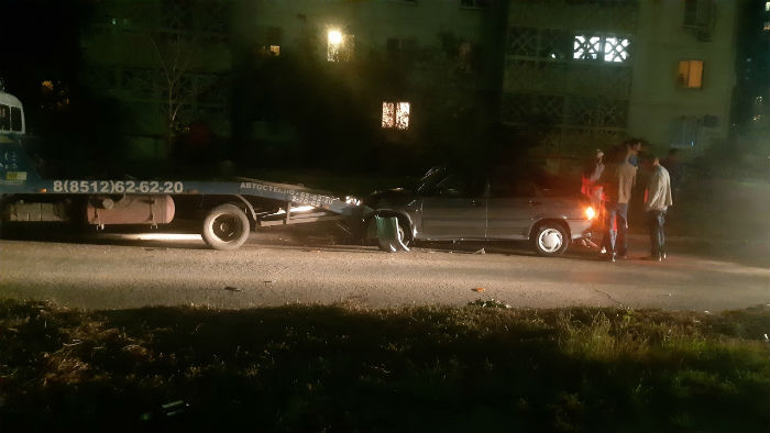 В Астрахани нетрезвый водитель с ребенком в салоне въехал в эвакуатор