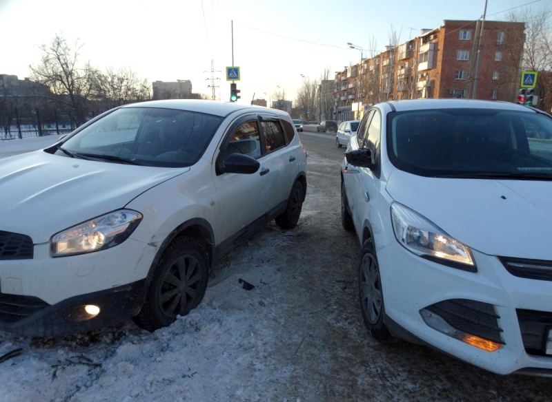 В Астрахани автоледи врезалась в стоящий автомобиль