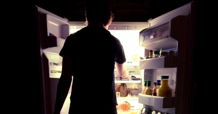 Чтобы прокормить семью, астраханка заставила ребенка лезть в окно к соседям