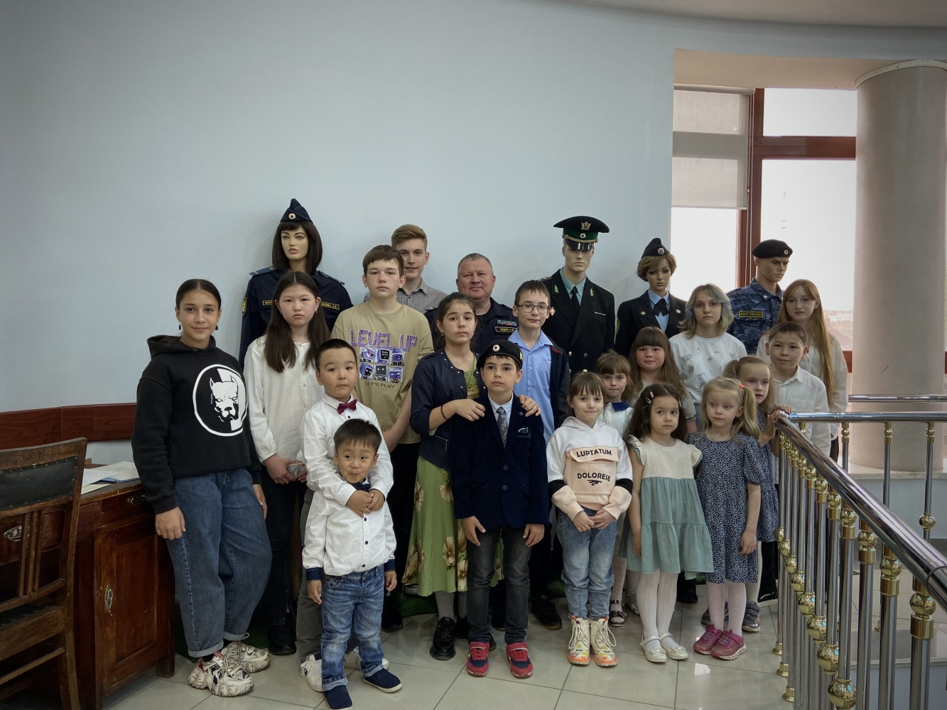 ﻿Главный пристав Астраханской области провёл в УФССП экскурсию для школьников 