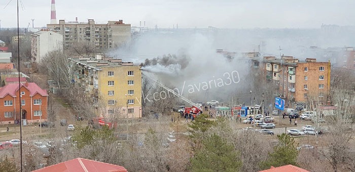 В Астрахани горит квартира в пятиэтажке