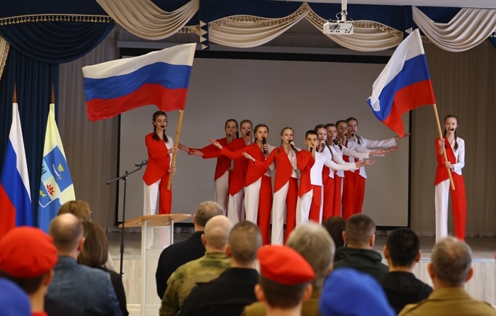 В астраханской школе прошел патриотический форум