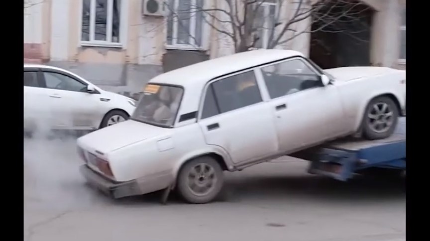 Веселого лайфхакера, соскочившего на семерке с эвакуатора в центре Астрахани, наказали