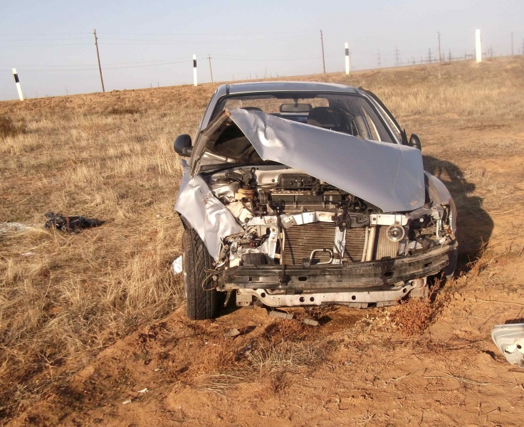 На астраханской трассе опрокинулись два автомобиля