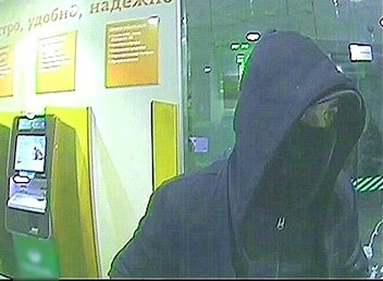 Внимание, розыск: полиция в Астрахани ищет мужчину, раскурочившего банкомат