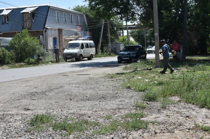 В Правобережье Астрахани избавляются от травы