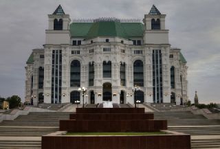 Торжественное открытие парка у Астраханского театра оперы и балета 