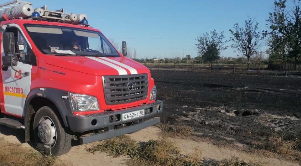 Крупный пожар поставил под угрозу детский лагерь в Яксатовской зоне под Астраханью