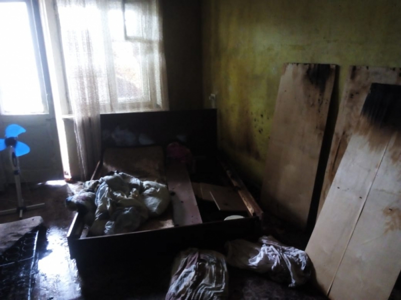 В Астрахани средь бела дня вспыхнула квартира в жилом доме