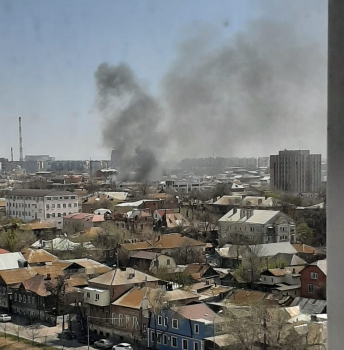 В районе Больших Исад в Астрахани горят два дома и кафе