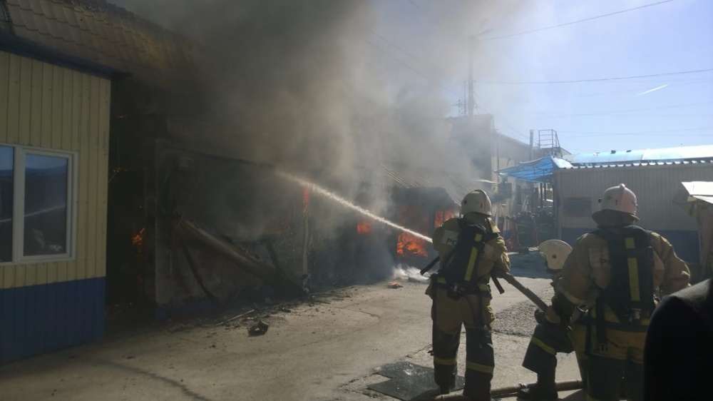 На Больших Исадах в Астрахани горит рынок "Маяк"