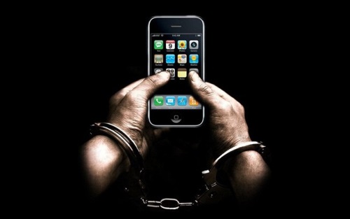 Экс-бойфренд астраханки решил отомстить сопернику и украл у него телефон