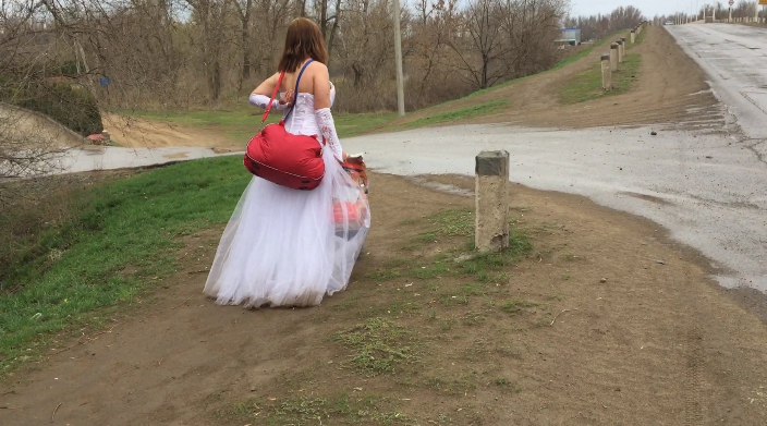Астраханцев удивила странная невеста у лесополосы