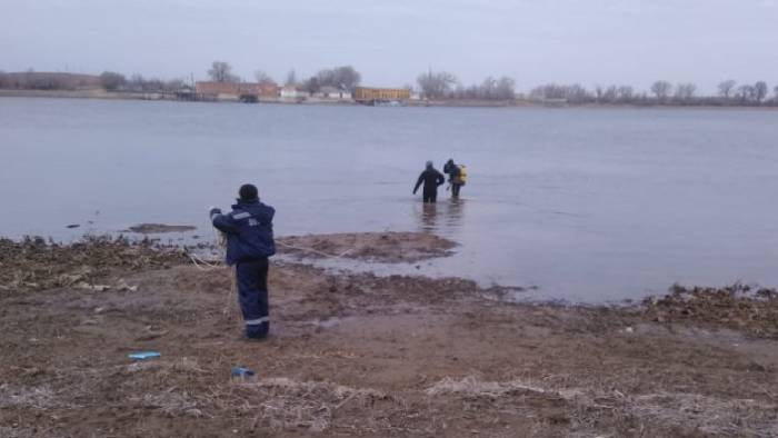 Астраханские водолазы продолжают искать пропавших рыбаков