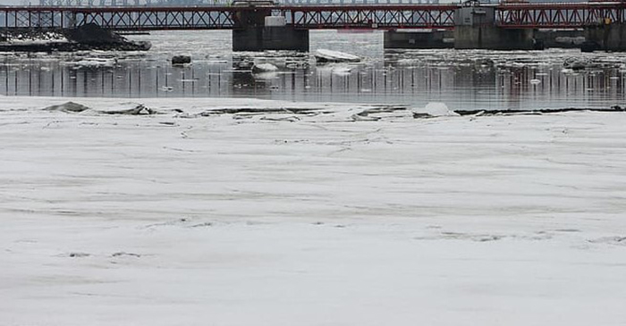 Мороз крепок, но лёд тонок: выходить на водоёмы в Астрахани опасно