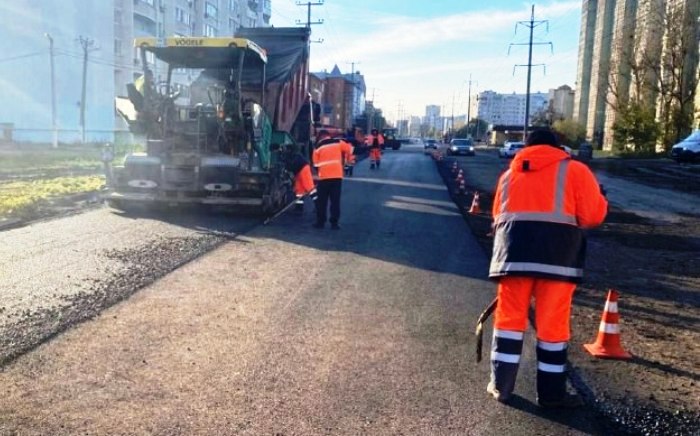 В Астрахани на шести улицах ведется ремонт дорог, который должен был начаться в 2023 году