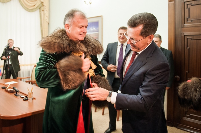 Астраханский губернатор Жилкин подарил гостю региона «правильный русский халат»