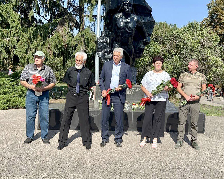 Леонид Огуль возложил цветы к памятнику погибшим шахтёрам в городе Кременная Луганской Народной Республики