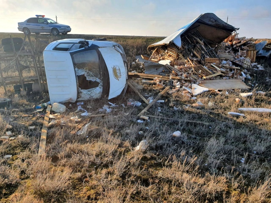 В ужасном ДТП на астраханской трассе хлебовозку покорежило до неузнаваемости