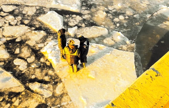 В Астрахани рыбаков с дрейфующей льдины снял судно на воздушной подушке