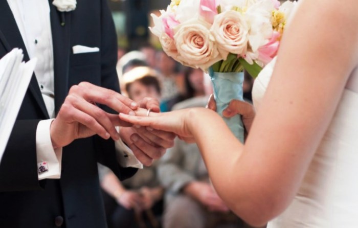 В Астраханской области поздравили с браком пару, в которой жених почти на четверть века старше невесты