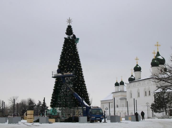 В Астраханском кремле разбирают ёлку, не дожидаясь 8 марта. Слабаки!