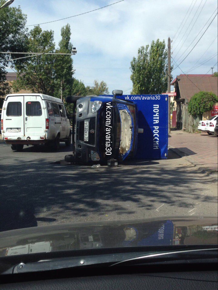 В Астрахани опрокинулась почтовая "Газель"