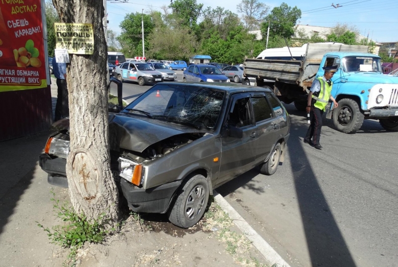 В Астрахани пьяный водитель протаранил дерево